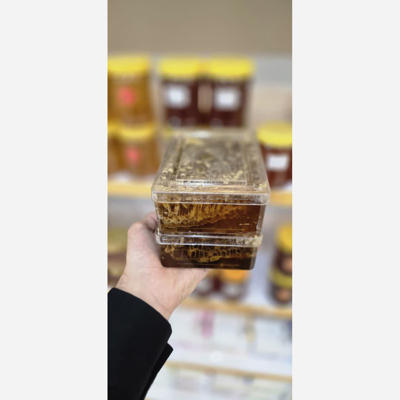 عسل موم دار کیفیت مطلوب وزن نیم کیلو
